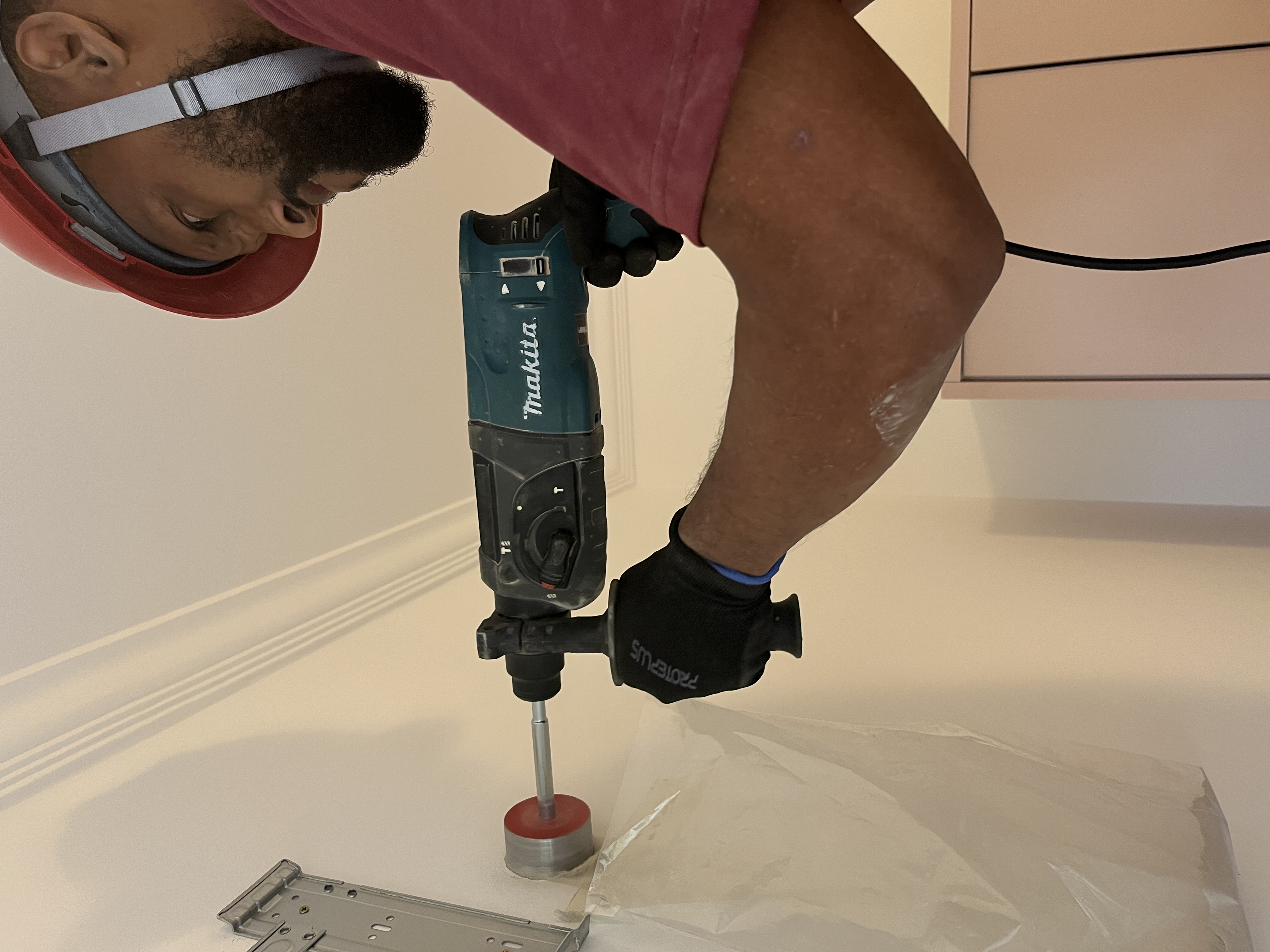 Técnico realizando instalação de ar condicionado