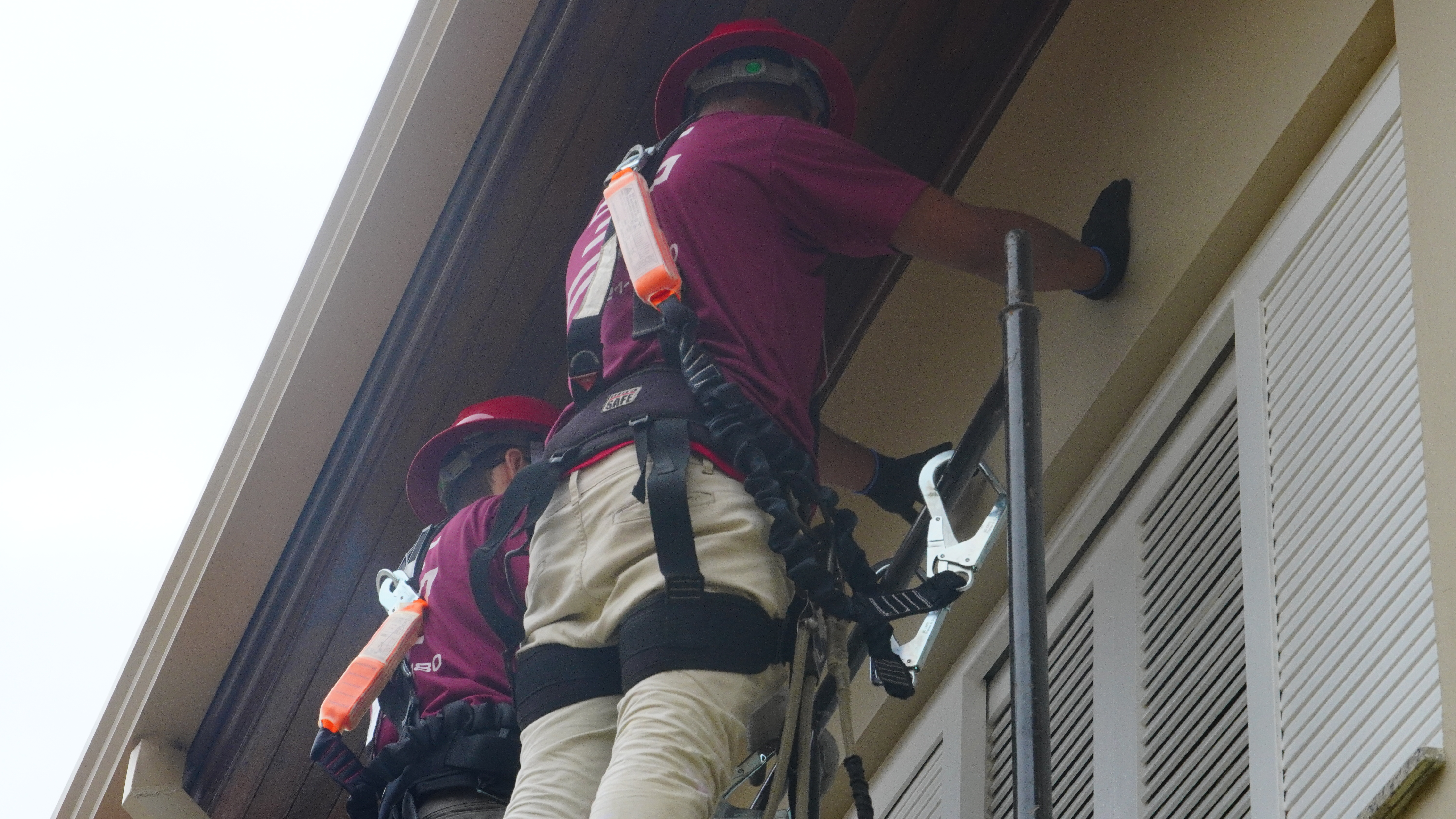 Equipe trabalhando em altura para instalação