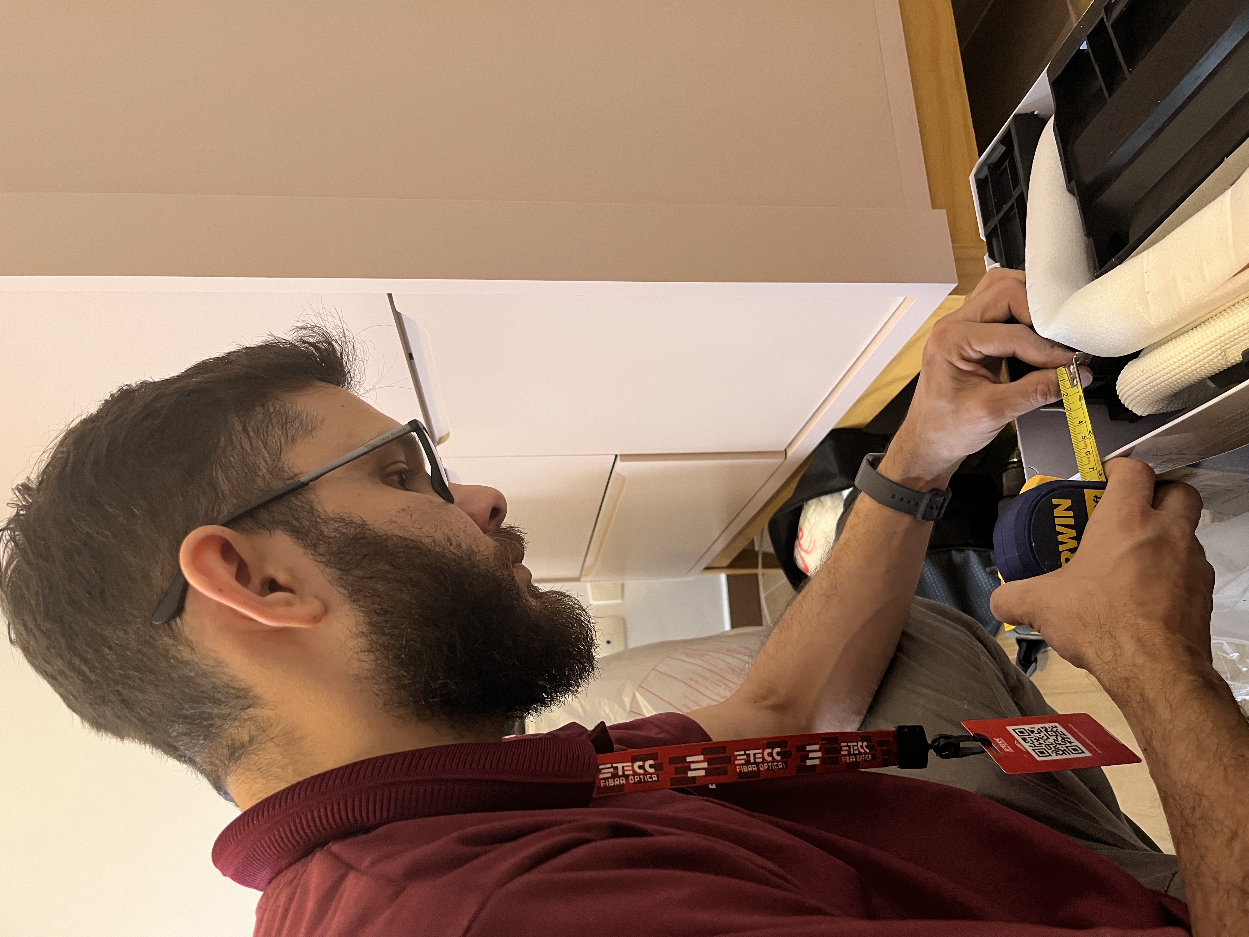 Técnico trabalhando com precisão em instalação residencial